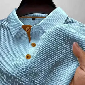 Primer plano de polo de seda de hielo azul para hombres que muestra la textura de punto elástico