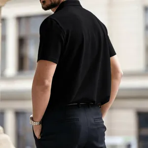 Vista posteriore della polo nera da uomo in maglia a nido d'ape con dettaglio texture