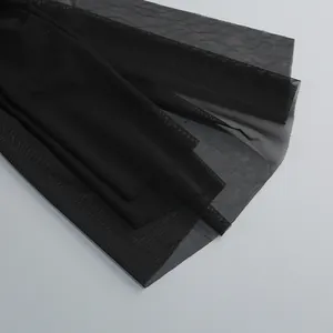 Detalle de tela de malla negra transparente para vestido de verano tipo halter