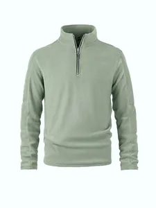 Detailweergave van een saliegroene heren fleecejack met kwartritssluiting en een hoge kraag