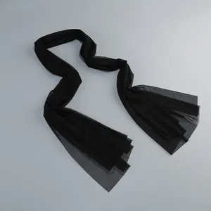 Detalle de cinta de cuello de malla negra transparente para vestidos elegantes de verano.