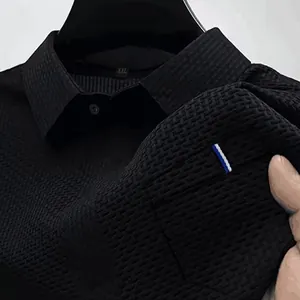 Primo piano dettagliato di una polo nera in seta ghiaccio con colletto e taschino