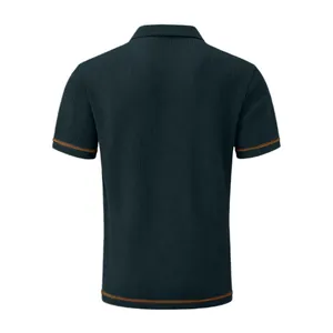 Vista posterior de polo de punto acanalado para hombre en verde azulado con costuras naranjas.