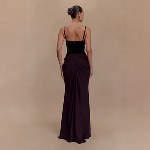 Elegante vestido de noche francés con espalda descubierta y falda larga drapeada