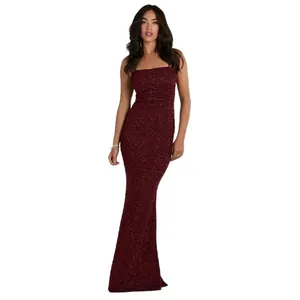 Robe longue à paillettes bordeaux élégante, coupe ajustée avec fines bretelles pour femmes.
