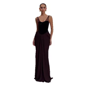 Elegante vestido de noche marrón oscuro de estilo francés con corpiño de corsé y falda larga