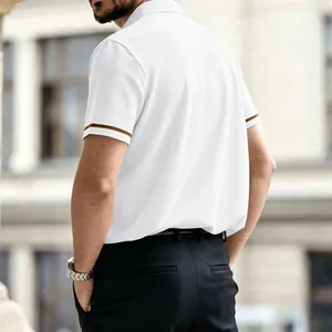 Vista posterior detallada del polo de punto gofrado blanco para hombre con puños a rayas