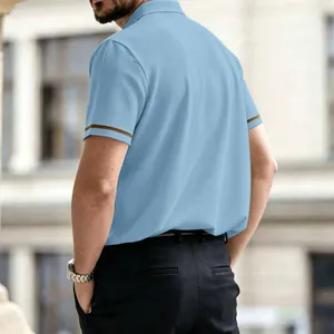 Vista trasera de polo azul claro para hombre con textura de panal y detalles de rayas