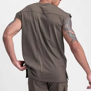 Rückansicht eines olivgrünen ärmellosen Herren-Fitness-Tanktops mit Seitenschlitzen