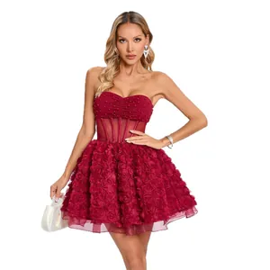 Elegante vestido corto palabra de honor burdeos con falda flores 3D y corpiño de perlas