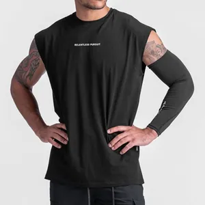 Detail eines schwarzen ärmellosen Sport-Tanktops mit Relentless Pursuit-Aufdruck