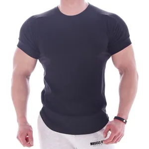 T-shirt de sport noir pour homme, coupe cintrée respirante et séchage rapide pour le fitness.
