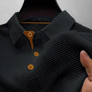 Detalle de cerca de un polo negro transpirable para hombre con tejido de punto texturizado