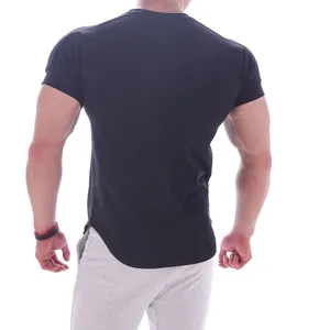 Vue arrière d'un t-shirt de sport noir cintré pour homme avec ourlet arrondi pour le fitness