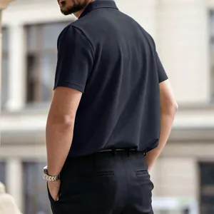Vista posteriore della polo da uomo blu navy con dettaglio in trama a nido d'ape