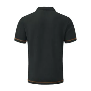 Vista posterior de un polo de punto negro con costuras naranjas de contraste