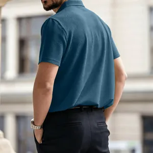 Vista posteriore dettagliata di una polo da uomo blu premium in seta ghiacciata con texture a nido d'ape