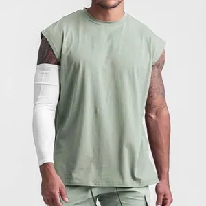 Vorderansicht-Detail eines übergroßen salbeigrünen ärmellosen Herren-Tanktops für das Fitness