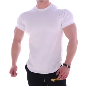 Gros plan sur un t-shirt de sport blanc ajusté pour homme en tissu respirant de qualité