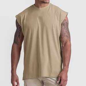 Nahaufnahme von khakifarbenem, locker sitzendem, ärmellosem Herren-Gym-Tanktop