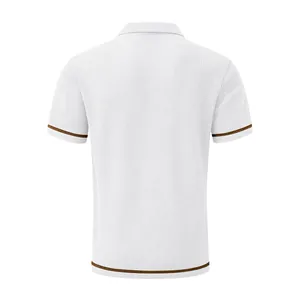 Vista posterior del polo de punto gofrado blanco para hombre con ribete dorado