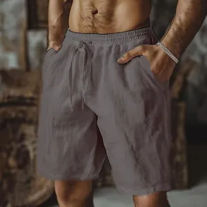 Gros plan sur un short en coton et lin respirant pour homme avec cordon de serrage gris