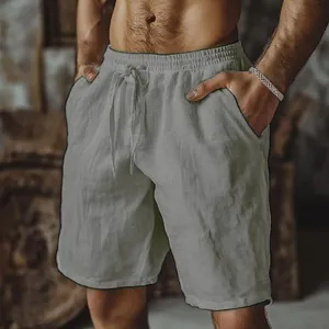 Gros plan sur un short en coton et lin gris avec cordon de serrage pour hommes
