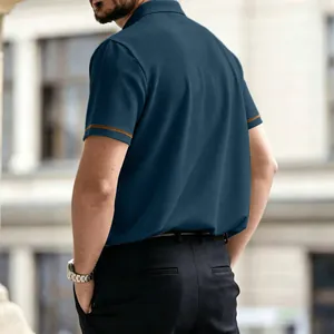 Vista trasera de un polo de punto para hombre en color verde azulado con textura gofre