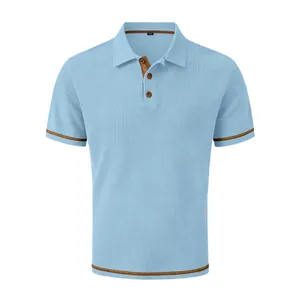 Vista detallada de un polo de punto azul claro con una textura de gofre única