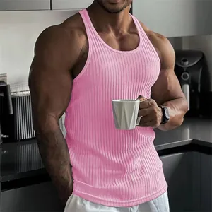 Uomo muscoloso con canotta fitness rosa a coste slim fit in un ambiente di cucina