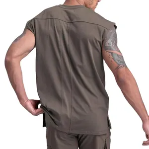 Locker sitzendes olivgrünes ärmelloses Herren-Fitness-Tanktop für Sport und Training