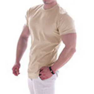 Gros plan d'un t-shirt de sport moulant kaki pour hommes sur un modèle de fitness