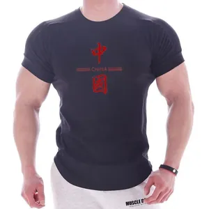 Détail d'un t-shirt de sport noir ajusté avec un motif 'China' rouge sur la poitrine.
