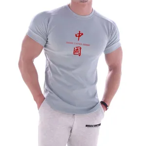 Vue détaillée d'un t-shirt de sport bleu clair pour homme à séchage rapide et ajusté