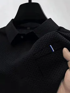 Polo da uomo nera a maniche corte in tessuto testurizzato effetto seta ghiacciata