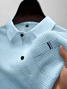Polo da uomo celeste in seta ghiacciata con un design in maglia a nido d'ape unico.