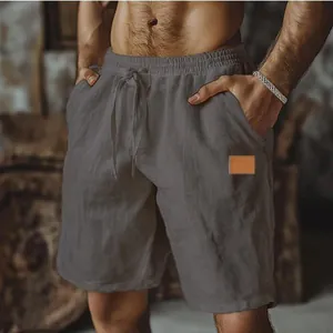 Détail du short décontracté gris en coton et lin avec taille élastique