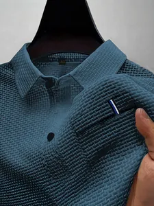 Polo da uomo verde teal a maniche corte in tessuto di seta ghiacciata testurizzata con tasca