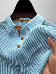Polo de punto de seda de hielo azul claro para hombre con diseño de patrón texturizado