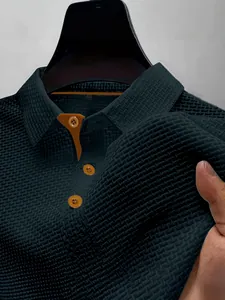 Polo de hombre en seda de hielo transpirable con patrón de punto y tela elástica.