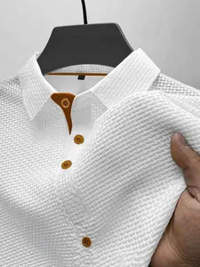 Polo de hombre blanco de punto gofrado con botones naranjas y tejido de seda de hielo