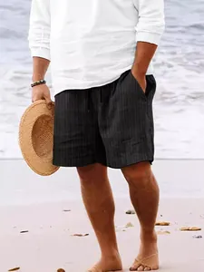 Pantalones cortos de lino y algodón a rayas negras para hombre en una playa