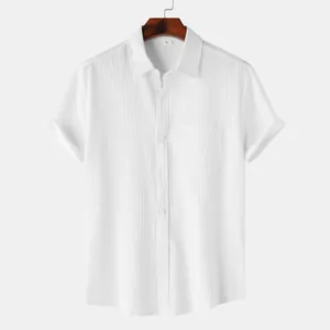 Camisa de manga corta para hombre en color blanco texturizado con cuello de solapa y bolsillo