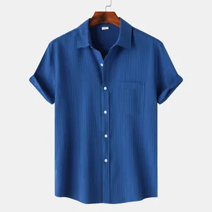 Detalle de camisa de hombre de manga corta azul texturizada con bolsillo en el pecho