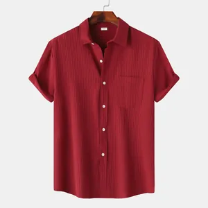 Vista detallada de camisa roja de manga corta para hombre en tela texturizada con bolsillo
