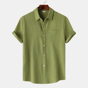 Detalle de camisa verde para hombre con tejido arrugado y manga corta en percha