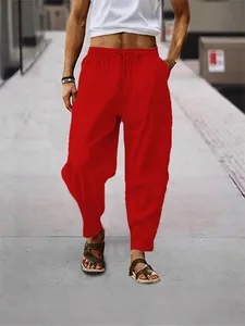 Lässige Herrenhose aus atmungsaktiver Baumwolle und Leinen, rot, gestreift, weite Passform.