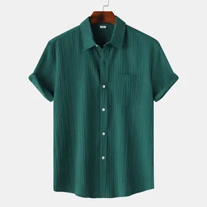 Detalle de una camisa de hombre verde oscuro de manga corta con textura de canalé vertical