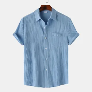 Camisa de manga corta para hombre azul claro con textura, bolsillo en el pecho y solapa