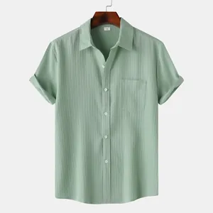 Vista detallada de camisa de hombre de manga corta verde claro con textura arrugada
